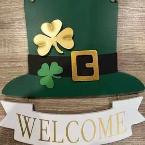Leprechaun hat welcome sign